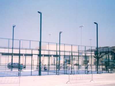 �Purtroppo per�, passato l�entusiasmo iniziale, il numero di iscritti cal� drasticamente - continua a raccontare Dino -. Al padel non venne dato il giusto credito, soprattutto da parte dei mass media. In quegli anni provammo anche a realizzare un impianto alla Fiera del Levante, ma venne pochissima gente e il tutto dur� una settimana. Decidemmo cos� di chiudere l�esperienza nel 2000�